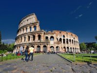 Rzym, Koloseum, gladiatorzy, centurioni, wymuszenia pieniędzy od turystów, służby miejskie w Rzymie, urząd nadzoru nad zabytkami archeologicznymi w Rzymie