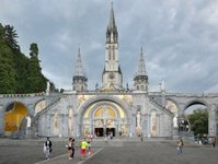 Lourdes, sanktuarium,  witynia Niepokalanego Poczcia Najwitszej Maryi Panny, bazylika, podtopienia, Pireneje, ewakuacja