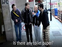 toaleta, Euro 2012, toaletowe rozmwki, kibice, obcokrajowcy, cudzoziemcy, przenone toalety, Arkadiusz Choczaj, kolejka do toalety, w kolejce, Mistrzostwa Piki Nonej, filmik