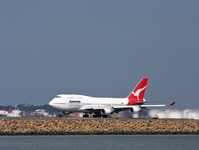 Qantas, linie lotnicze, Australia, Goeffrey Guidice, strajk, strajkujce linie lotnicze, personel, negocjacje, komisja arbitraowa, straty, przemys turystyczny, werdykt komisji, protesty pracownikw