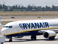 Ryanair, tama klejca, irlandzki przewonik, pomysy Ryanaira, Anthony Neal, pasaerowie, pasaerowie Ryanaira, pasaerowie na pokadzie, Stansted, Ryga, plastikowa tama, Michael O Leary, rzecznik prasowy Ryanair, Financial Times